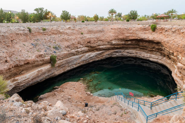 bimmah sinkhole,  sultanate of muscat - nizwa imagens e fotografias de stock