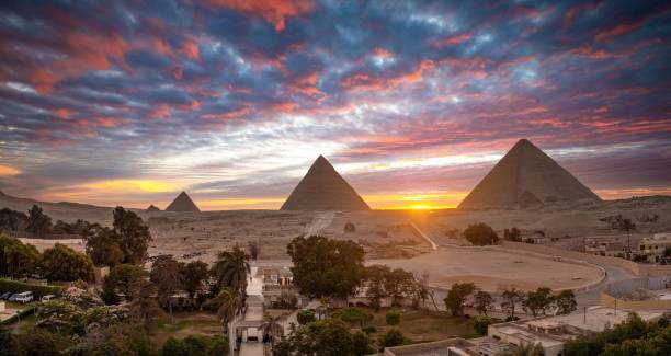пирамиды гизы, некрополь гизы, египет - pyramid pyramid shape egypt sunset стоковые фото и изображения