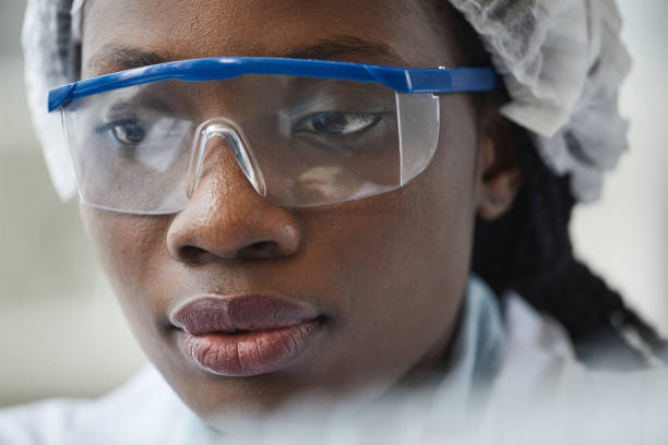 研究室で働く黒人女性 クローズアップ - technician scientist doctor female ストックフォトと画像