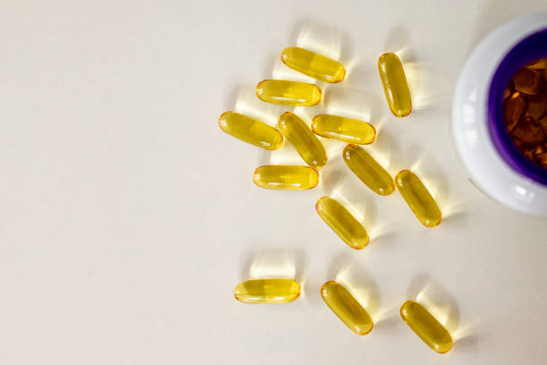 capsula omega 3 su fondo bianco - fish oil nature nutritional supplement healthcare and medicine foto e immagini stock