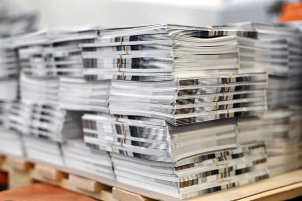 pile de catalogues fraîchement imprimés - print magazine stack paper photos et images de collection