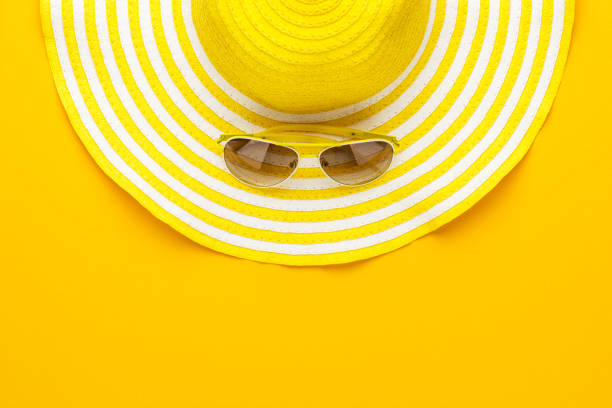 lunettes de soleil et chapeau rétro rayé - yeux tombants photos et images de collection
