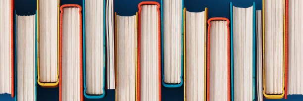 tampilan atas pada buku-buku bertumpuk berwarna-warni. latar belakang konsep pendidikan dan pembelajaran - bookshelf potret stok, foto, & gambar bebas royalti