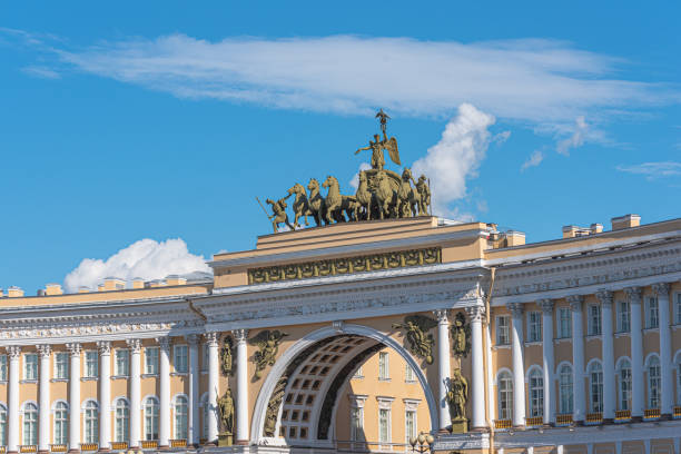 istock General Staff Building (Saint Petersburg) with its triumphal arch 1411032713