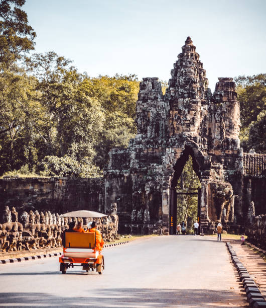 monaci che entrano ad angkor wat - angkor wat buddhism cambodia tourism foto e immagini stock