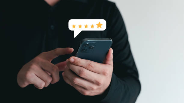 User give rating to service experience on online application, Customer review satisfaction feedback survey concept, Customer can evaluate quality of service leading to reputation ranking of business. el usuario da calificación a la experiencia de servicio en la aplicación en línea, concepto de encuesta de satisfacción de la revisión del cliente, el cliente puede evaluar la calidad del servicio que conduce a la clasificación de la reputación del