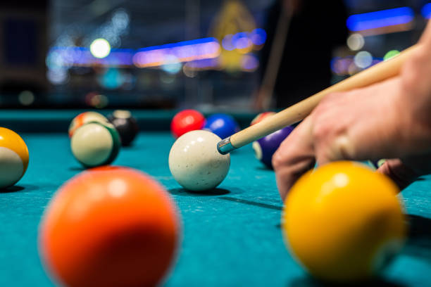 kule bilardowe na stole bilardowym z rękami gracza i kijem. - pool game snooker pub sport zdjęcia i obrazy z banku zdjęć