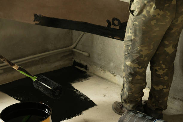 impermeabilización del piso en una casa privada, aplicación de resina líquida al piso, regla de concreto e impermeabilización. - impermeable fotografías e imágenes de stock