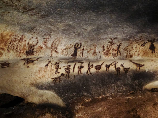 pintura mural prehistórica en la cueva de magura, bulgaria - prehistoric art fotos fotografías e imágenes de stock