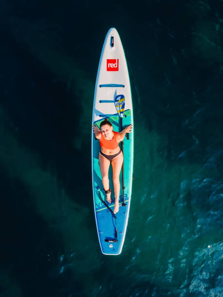 11. juli 2022. dalaman, türkei. frau auf stand up paddle board auf see. entspannen sie sich auf dem red paddle sup board im meer. luftbild - editorial women paddleboard surfboard stock-fotos und bilder