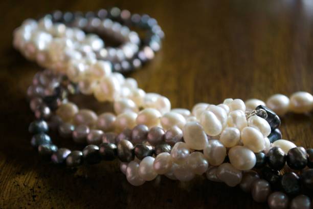 cluster of colored pearl necklace - freshwater pearl imagens e fotografias de stock