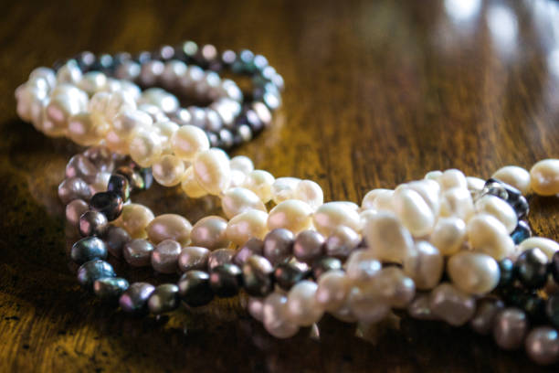 cluster of colored pearl necklace - freshwater pearl imagens e fotografias de stock