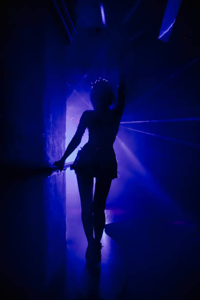 sylwetka stylowy show kobieta w kostiumie scenicznym na scenie w klubie nocnym na ciemnym neonowym tle - nightlife dancing women sensuality zdjęcia i obrazy z banku zdjęć