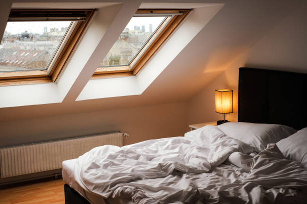 chambre de style scandinave avec lit blanc et puits de lumière - puits de lumière photos et images de collection