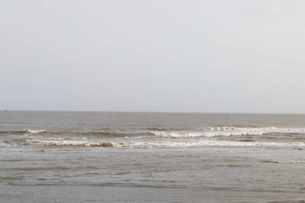 der ghoghla beach befindet sich im dorf ghoghla, etwa 5 km vom hauptort diu entfernt. dieser strand ist ein beliebter touristenort. einer der schönsten strände im diu district, gujarat - horizontal landscape coastline gujarat stock-fotos und bilder