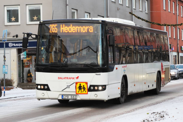 autobús 265 a hedemora - public transportation winter bus front view fotografías e imágenes de stock