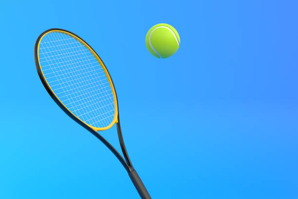 raquete de tênis com bola de tênis em um fundo azul - tennis court indoors net - fotografias e filmes do acervo