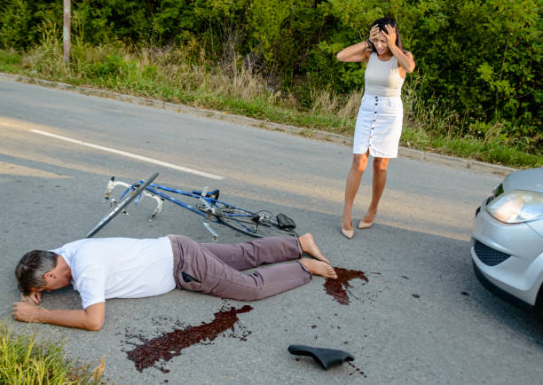 zdjęcie wypadku w ruchu drogowym między samochodem a rowerem. - brzask ranny zdjęcia i obrazy z banku zdjęć
