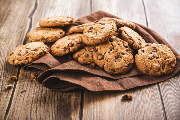pila de galletas caseras - chocolate chip cookie bakery chocolate homemade fotografías e imágenes de stock