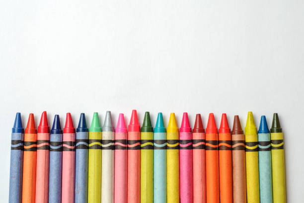 白い背景に色とりどりのクレヨンが並んでいます。 - variation pencil color image crayon ストックフォトと画像