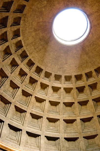 pantheon dome a roma, italia come la luce brilla attraverso l'oculo un'apertura centrale nel tetto. - architecture italian culture pantheon rome church foto e immagini stock