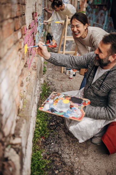 istock Street artists working together 1411108046