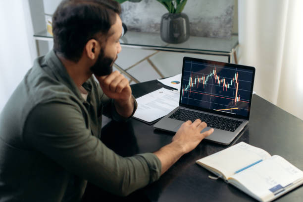 Laptop screen with stock diagrams. Crypto trader investor broker using laptop for cryptocurrency financial market analysis, buying or selling cryptocurrency, planning strategy pantalla del portátil con diagramas de stock. corredor inversor de comerciantes de criptomonedas que utiliza una computadora portátil para el análisis del mercado financiero de criptomonedas, la compra o venta de criptomonedas, la estrategia de planific