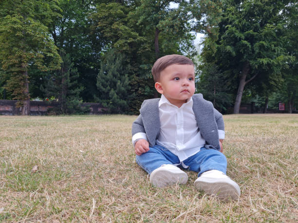 il simpatico bambino pakistano asiatico posa al parco locale, ahmed mustafain haider si sta godendo - baby first steps autumn child foto e immagini stock