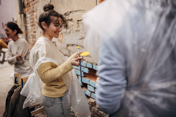 istock Street artists drawing together 1411118158