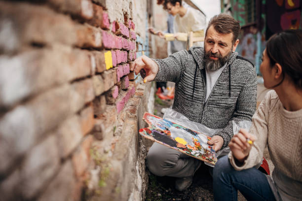 istock Street artists drawing 1411118168