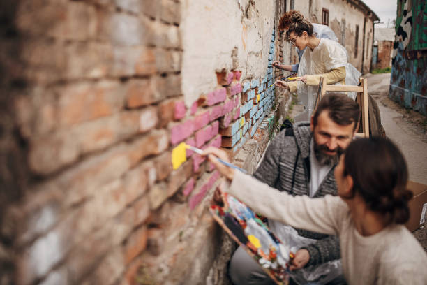 istock Street artists drawing 1411118179