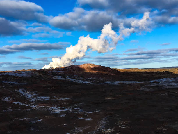 istock Volcanic eruption in Reykjanes peninsula 1411118489