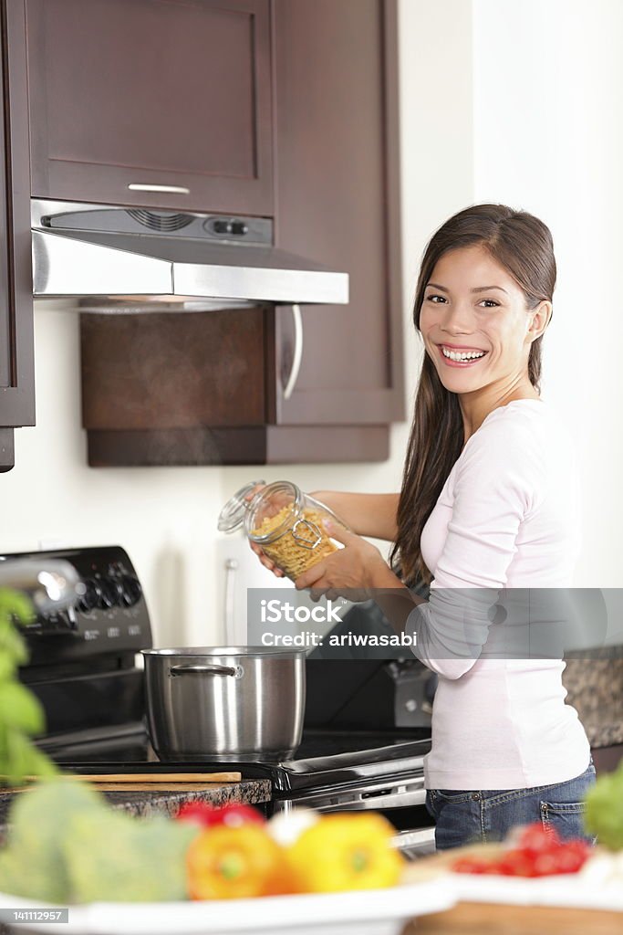 Donna in cucina rendendo il cibo - Foto stock royalty-free di Adulto