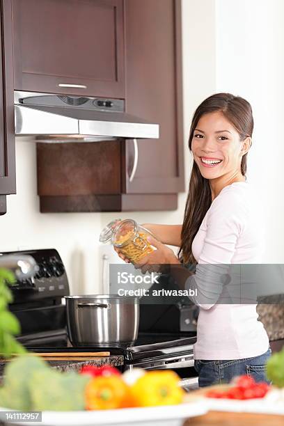 Donna In Cucina Rendendo Il Cibo - Fotografie stock e altre immagini di Adulto - Adulto, Alimentazione sana, Allegro