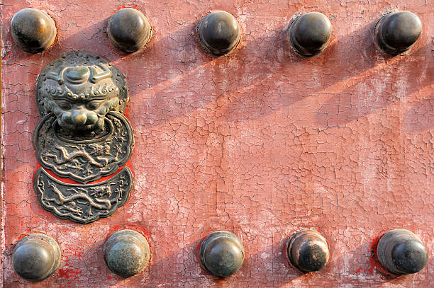 emblématique de la porte de la chine, pékin, chine - beijing temple of heaven temple door photos et images de collection