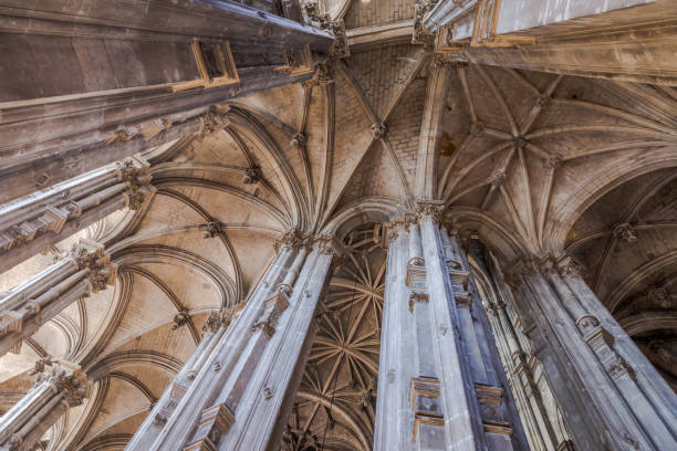 widok nawy i łuków wewnątrz gotyckiego kościoła św. eustachego, paryż - église saint eustache zdjęcia i obrazy z banku zdjęć