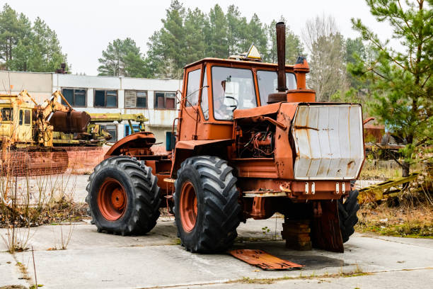 verlassener sowjetischer traktor in der sperrzone von tschernobyl, ukraine - 5905 stock-fotos und bilder