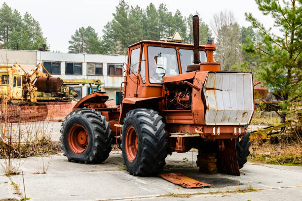 брошенный советский трактор в чернобыльской зоне отчуждения, украина - 5905 стоковые фото и изображения