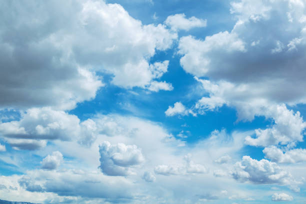 wispy storm clouds blue sky cloudscape colorado outdoors background photo series - blue sky cumulonimbus cloud photos et images de collection