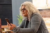 frau-mit-brille-mit-smartphone.jpg?b=1&s=170x170&k=20&c=1gyUnnwZGnaB-DpXzqf-xsM1GLzFPdO1ZQVdAYkd-kE=