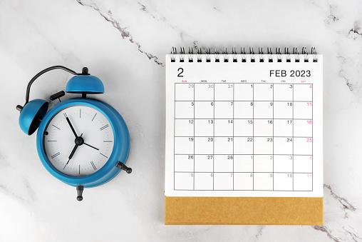 Febrero 2023 calendario fijo y reloj despertador photo