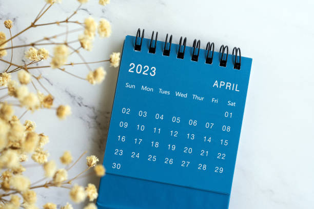 april 2023 flat lay calendar - april imagens e fotografias de stock