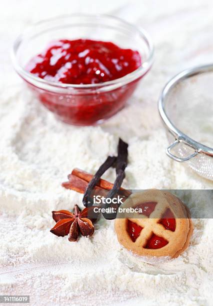 Cottura Ingredienti Per I Cookie - Fotografie stock e altre immagini di Bianco - Bianco, Biscotto secco, Cannella