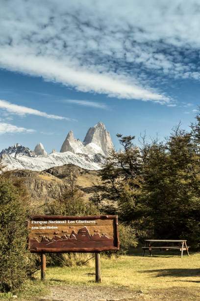 los glaciares national park, als hintergrund, die berge, fitz roy (3405 m.ü.m.) und torre (3125 m.ü.m.). patagonien, provinz santa cruz, argentinien - cerro torre stock-fotos und bilder