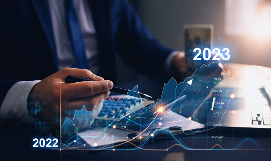 Gráfico de flecha de aumento de negocios crecimiento futuro corporativo año 2022 a 2023. Planificación, oportunidad, reto y estrategia de negocio. photo