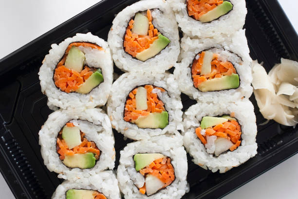 vegetarisches veganes sushi to-go zum mitnehmen - sushi food vegetarian food japanese cuisine stock-fotos und bilder
