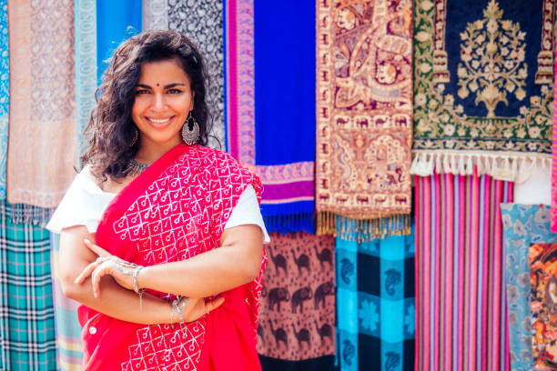 赤い伝統的なサリーとジュエリーの服の店のオーナーカシミヤクウールショールデリーmarket.womanのゴアインドのarambol販売shop.designer裁縫師仕立て屋のアランボルゴアの女の子のビジネス女性 - consumerism indian ethnicity india delhi ストックフォトと画像