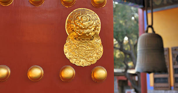 emblématique de la porte de la chine, pékin, chine - beijing temple of heaven temple door photos et images de collection