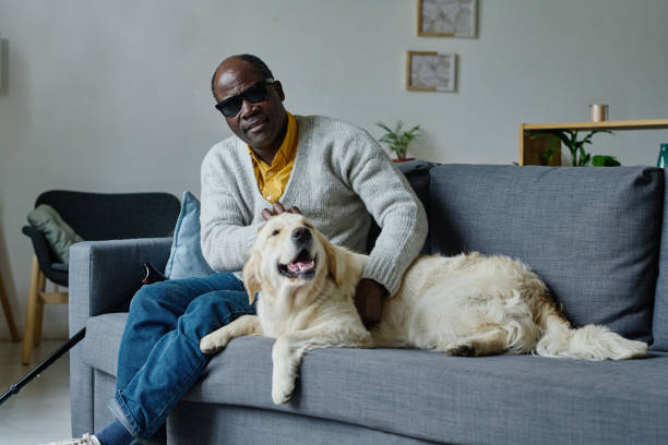 blind mann mit seinem hund mitführen - accessability stock-fotos und bilder