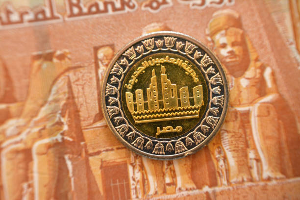 1 le egpの表側からエジプトの新しいアラメイン市の建物は、1ポンド紙幣の裏側のぼやけた背景に1エジプトポンドのお金をコイン - alamein ストックフォトと画像